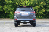 Быстросъемный фаркоп (ГОРЯЧ. Оцинк.) под квадрат для с НЕРЖ накладкой TOYOTA Fortuner 2016-2020 (до рестайлинга), БЕЗ подрезки бампера, TFR-16-991124.00GZN от магазина ФаркопРос