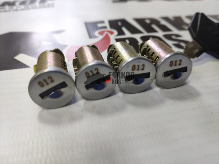 Набор личинок с ключами багажной системы LUX (4 шт.) от магазина ФаркопРос