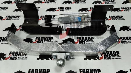 Фаркоп, Y20E, для TOYOTA LAND CRUISER 200, 10/07-15, 15-,  шар F оцинкованный в балке,  50/1500,  нержавеющая накладка Балтекс от магазина ФаркопРос