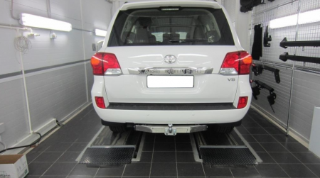 Тюнинговый фаркоп с металлической накладкой 3091-FL Oris на Lexus LX 570 2007-2021, Toyota Land Cruiser 200 2007-2021 (кроме комплектаций Exclusive и Excalibur). Без выреза в бампере. Тип шара: F. Нагрузки: 2000/120 кг, масса фаркопа 23,6 кг от магазина ФаркопРос